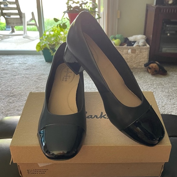 Clarks Dress Shoe - Picture 1 of 6